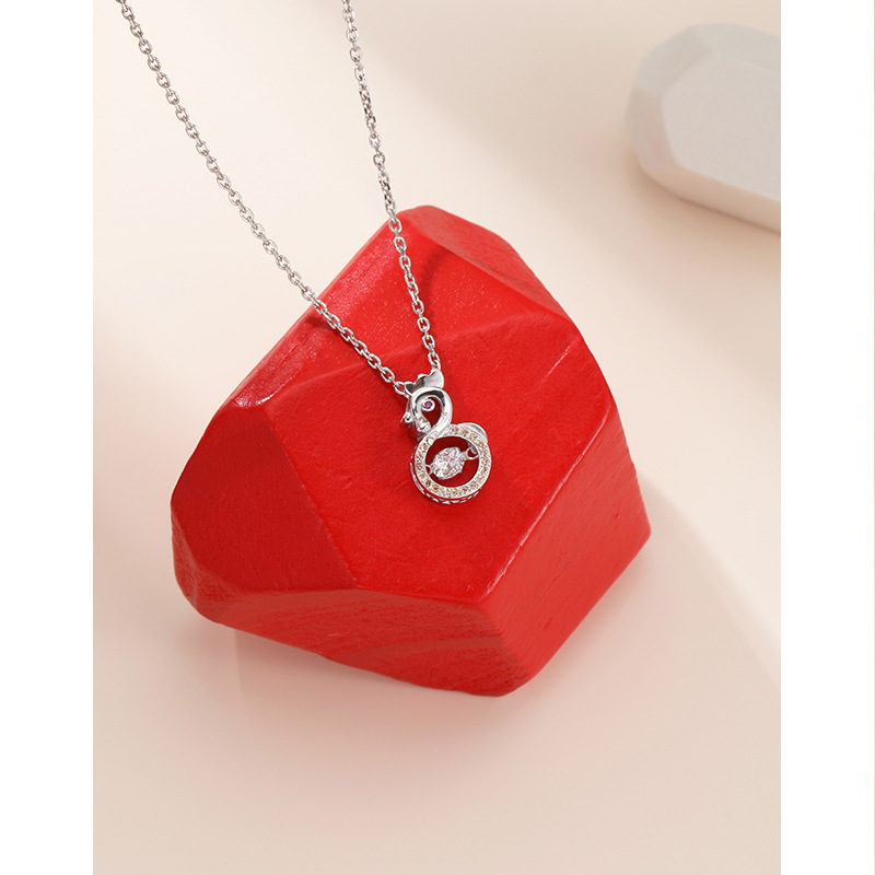 S925 plata esterlina collar de pollo del zodiaco nicho femenino temperamento simple diamante incrustado inteligente colgante cadena de clavícula corazón en movimiento