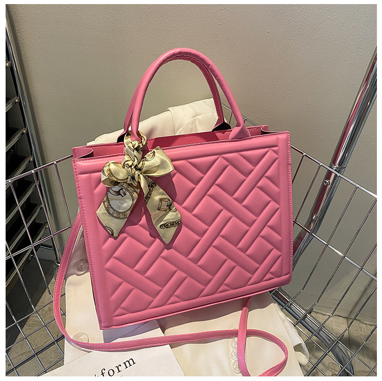 Fashionable and versatile women's bag 2023 summer new silk scarf handbag Bags feeling single shoulder diagonal armpit small square bag_voghion.com