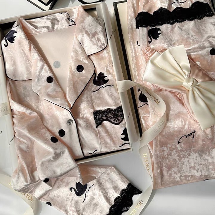 French Style Swan Pajamas Women's Autumn and Winter Long-sleeved Trousers Two-piece Set Gold Diamond Velvet Pajamas Lace Gold Velvet suit French Style Swan Pajamas Women's Autumn and Winter Long-sleeved Trousers Two-piece Set Gold Diamond Velvet Pajamas Lace Gold Velvet suit
