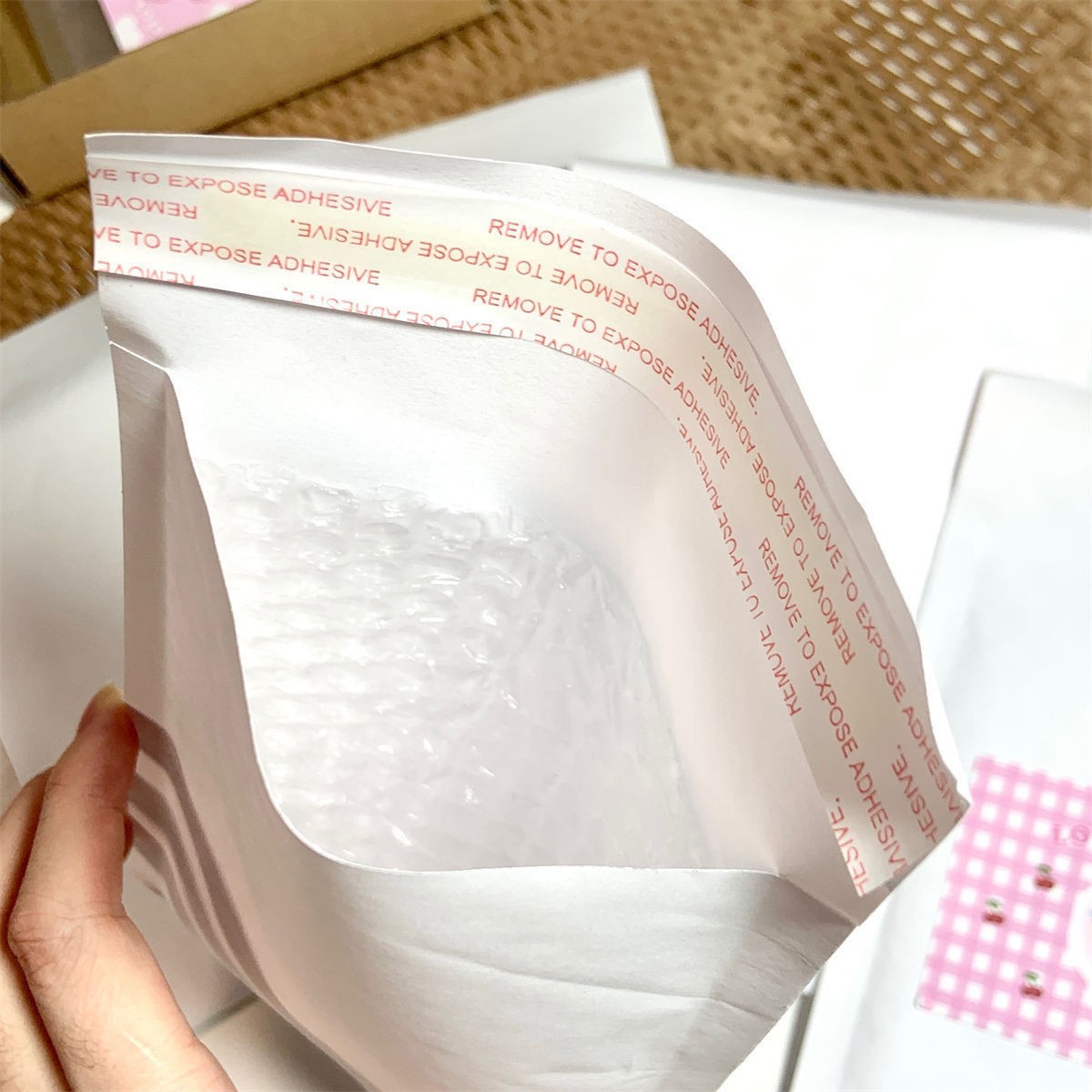 Entrega de la tarjeta esencial ins bolsa de burbuja de papel Kraft Blanco Bolsa De sobre bolsa de embalaje de tarjeta pequeña bolsa autoadhesiva a prueba de golpes de alto aspecto