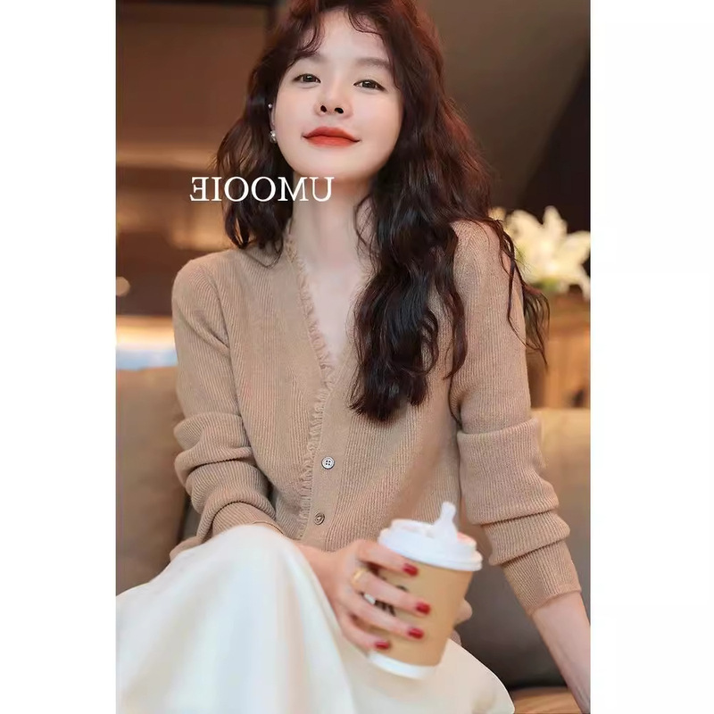 Jinyia's Beloved Vintage Hand-Embroidered Wool Sweater, Gentle and Elegant, All in One