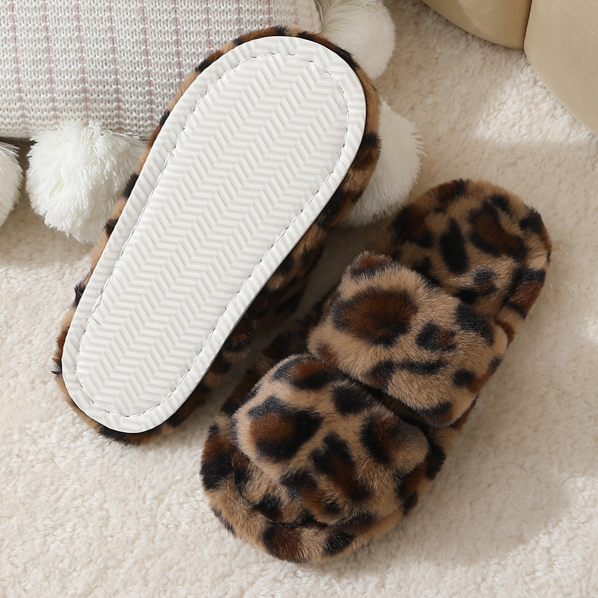 Nuevas zapatillas de lana de leopardo transfronterizas de primavera y otoño de mujeres nuevas zapatillas de algodón de peluche de estilo francés con una base plana y cómoda en línea