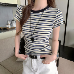 ストライプの色のプラスの肩のtシャツの女性の夏の2025新型の修身はやせている半袖のギャルの風が底を打って上着を掛けます。