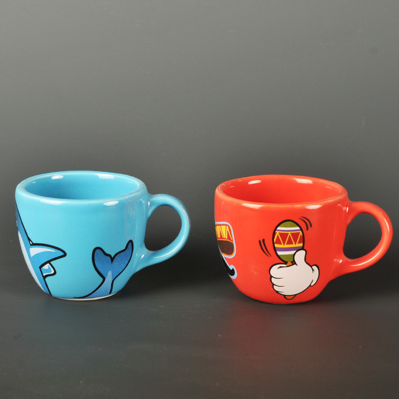 Espresso esmaltado de color personalizado juego de tazas y platillos de café de cerámica italiana con logotipo impreso taza de café capuchino de estilo europeo