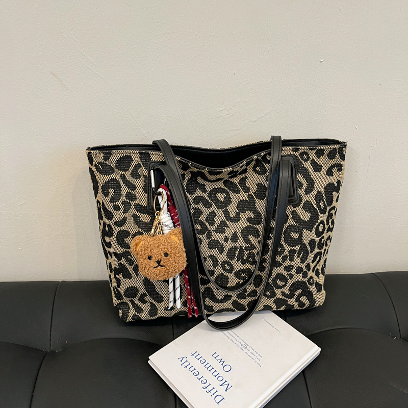 Este año popular bolsa de invierno de gran capacidad para mujeres 2024 nuevo nicho de leopardo bolso de hombro portátil