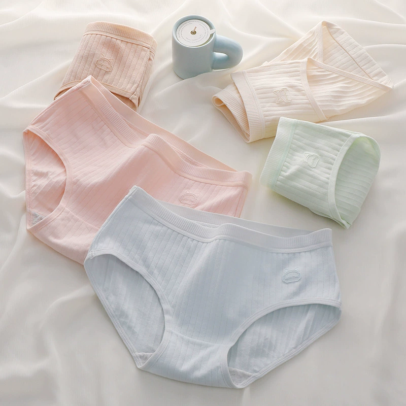 Удобное underwear средней посадки из хлопка в мягких цветах — идеальное повседневное и расслабляющее белье.