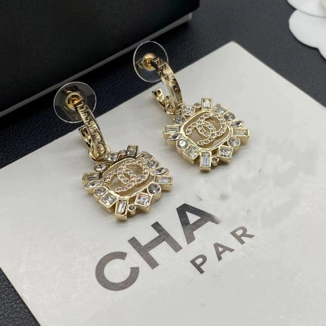 Белые квадратные серьги, стиль Chanel, 23 года, стиль лёгкой роскоши