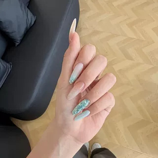 AB style handmade press-on nails in glossy blue cat-eye effect, sea salt color, enhances skin tone, creates an atmospheric look, handmade dazzling nail art AB style handmade press-on nails in glossy blue cat-eye effect, sea salt color, enhances skin tone, creates an atmospheric look, handmade dazzling nail art