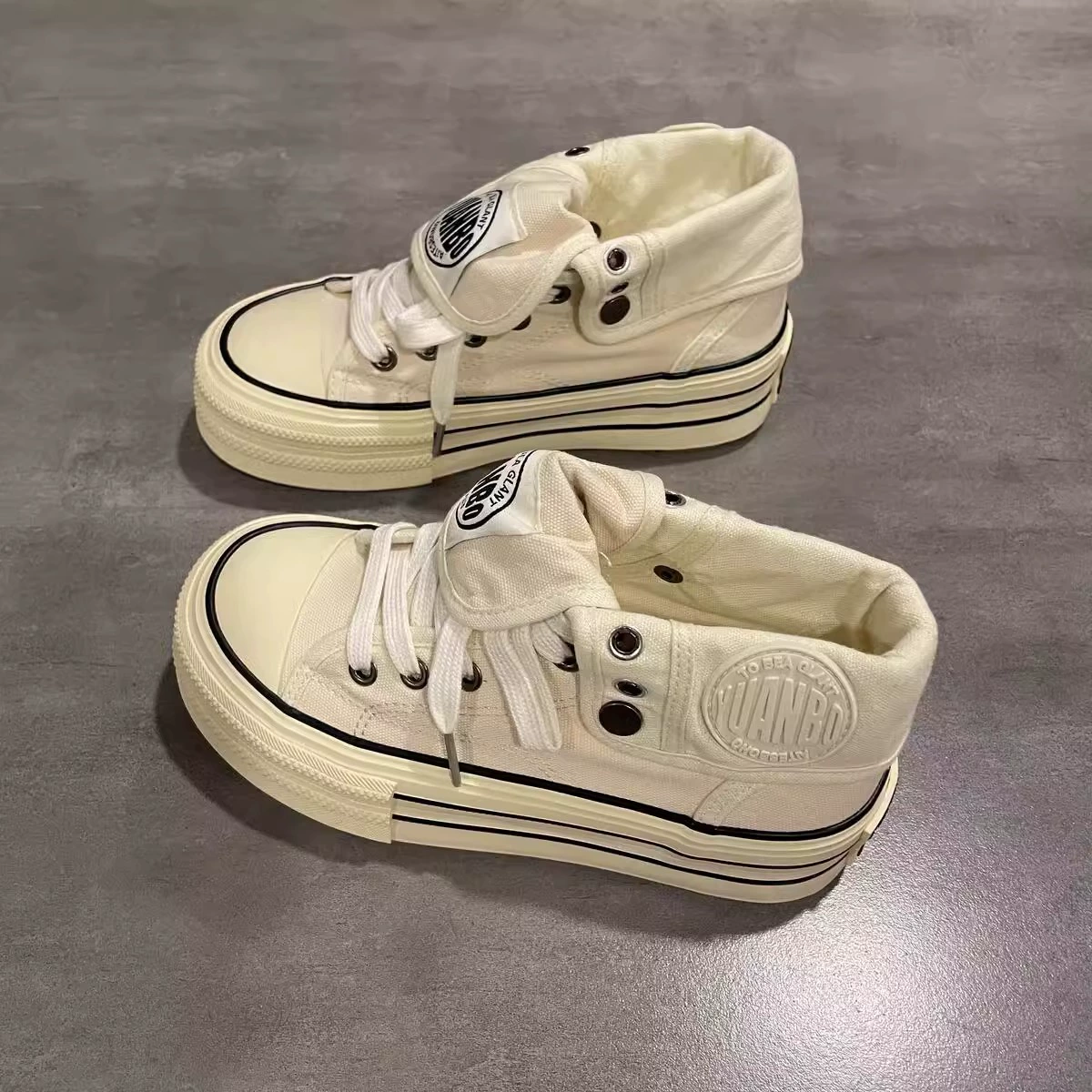 Высокий бот и толстая подошва, две брезентовые туфли для женщин 2025 новый весенний дикий студент ретро нишевые туфли