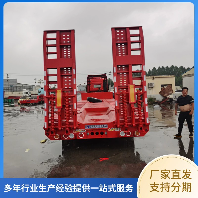 Гидравлический складной низкопрофильный полуприцеп-платформа с пятью осями для транспортировки тяжелой техники и поддонов.