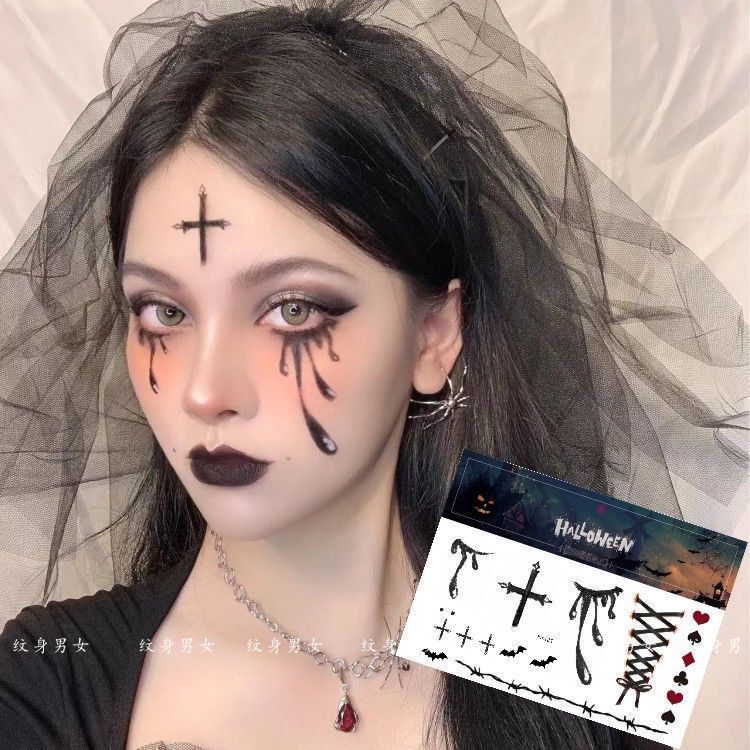 ハロウィーンのキラキラカボチャのタトゥーは小さな悪魔の目尻のメイク顔のシールの小さな魔女の顔のタトゥーを貼っています|undefined