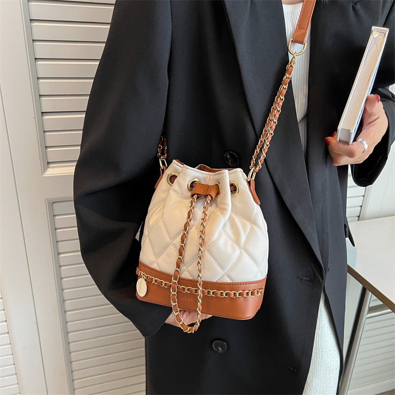 Versión coreana del pequeño bolso de cubo de viento de fragancia 2025 nuevo bolso de cadena de mujer bolso de hombro bordado de rombo bolso de mensajero de color de contraste retro