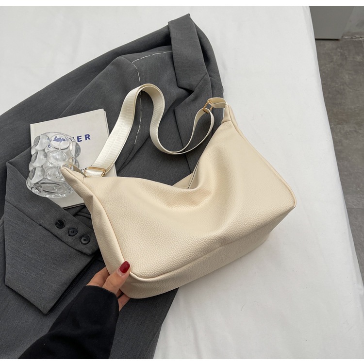 Bolso popular de este año para mujeres 2024 nuevo blando PU ancho cinturón de hombro mochila ins textura mochila de hombro
