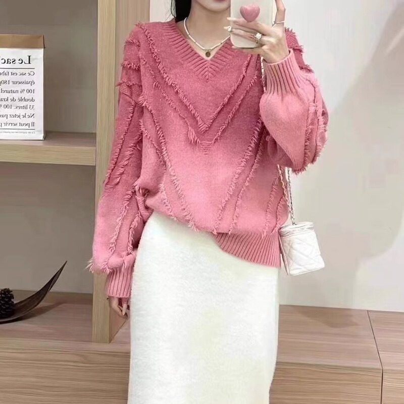V Neck Gradient Color Tassel Knitwear for Women 2025 New Autumn and Winter Lazy Style Loose Slimming Look Elegant Age-Reducing Knitwear