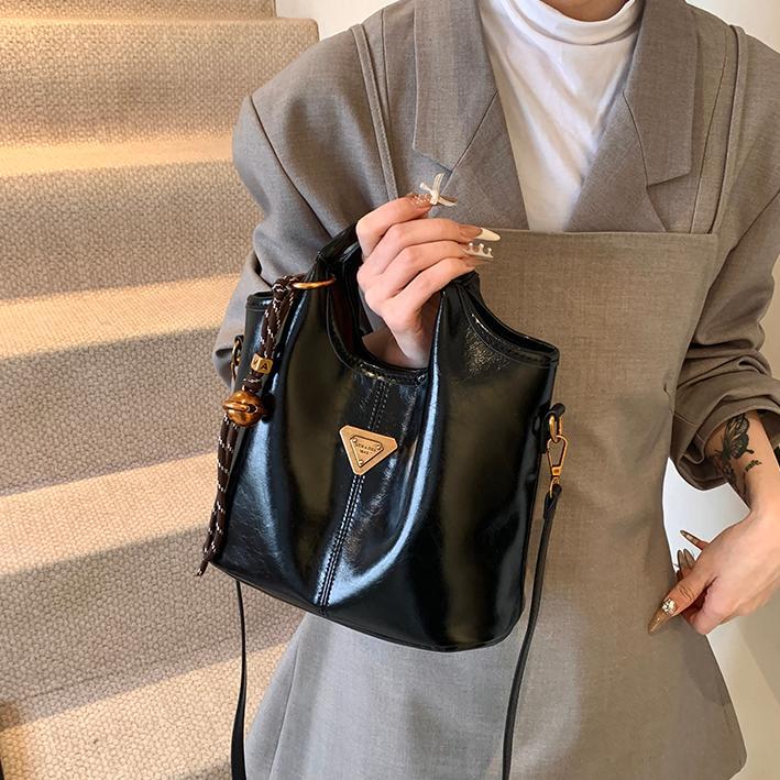 Moda portátil de cera de cuero bolso de agua para mujeres 2024 nueva moda coreana bolso de hombro de alta calidad bolso de mujer versátil