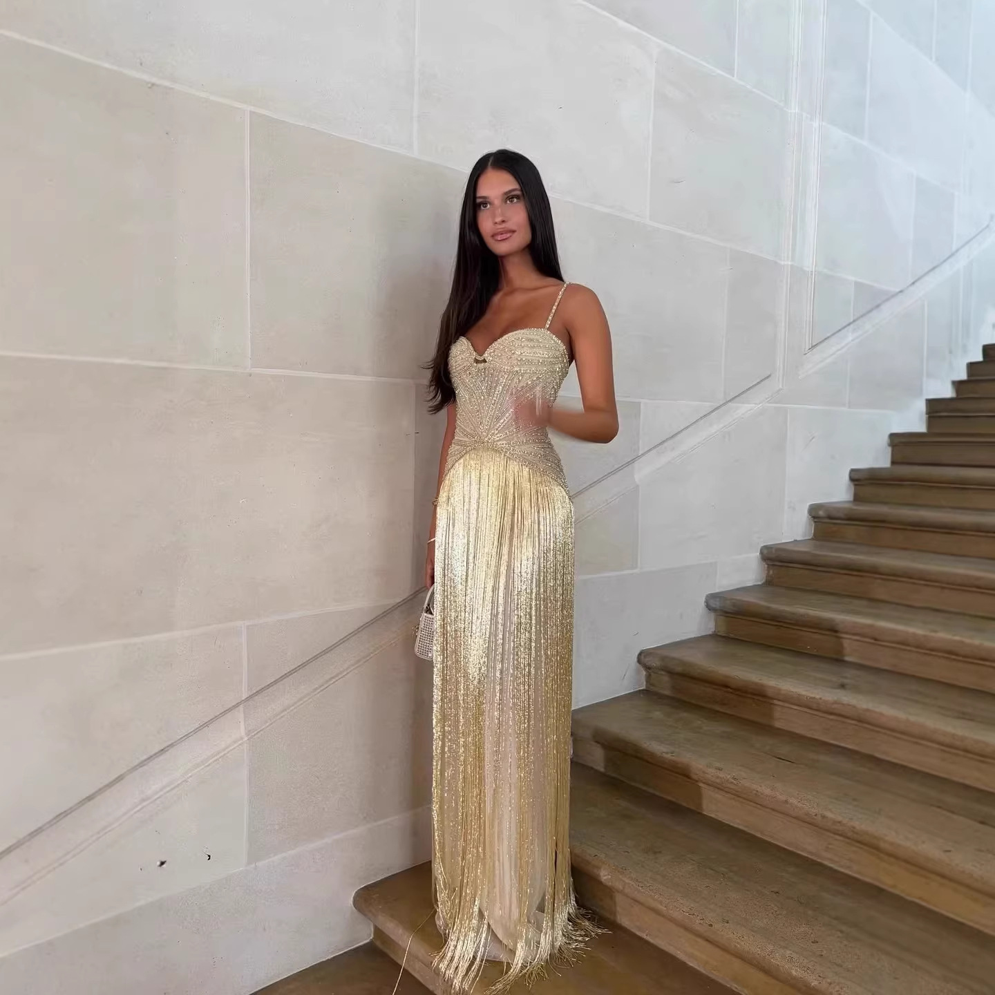 Qadın üçün qısa mini paltar, bədəni açıq, sequin və saçaqlı