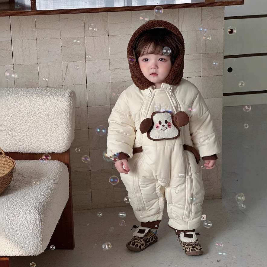 2024 ropa de algodón para bebé coreana, ropa de invierno occidental, una pieza, lindo traje de escalada de dibujos animados más mameluco acolchado de terciopelo