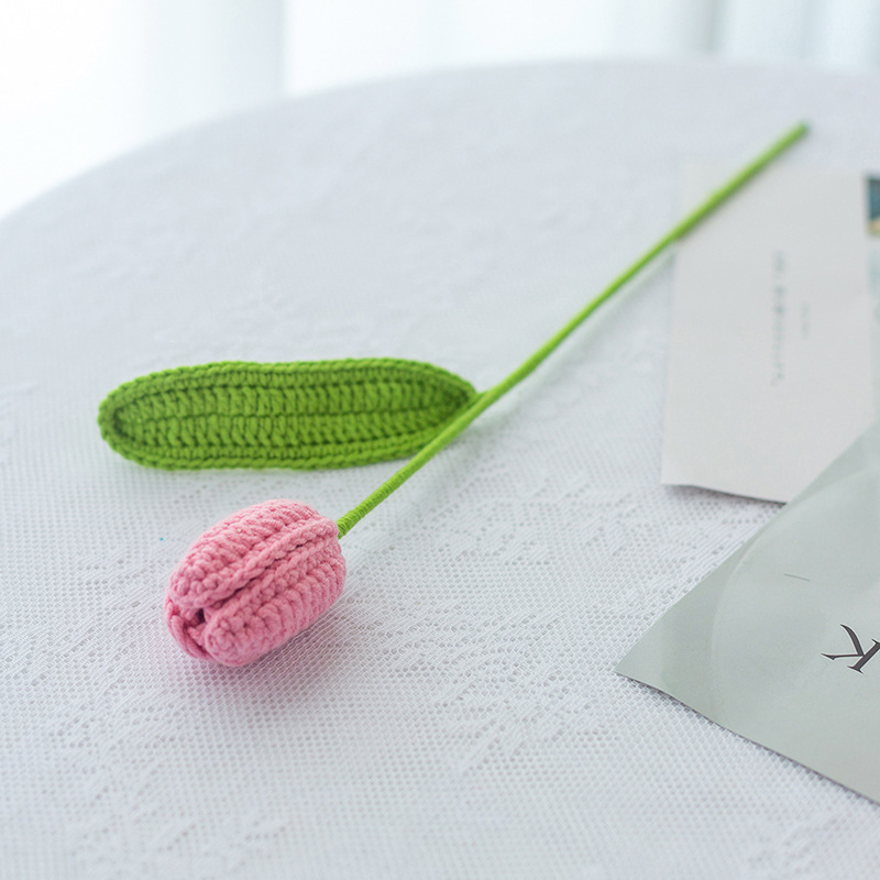 완성 된 깊은 분말 튤립 단일 민트 녹색 잎