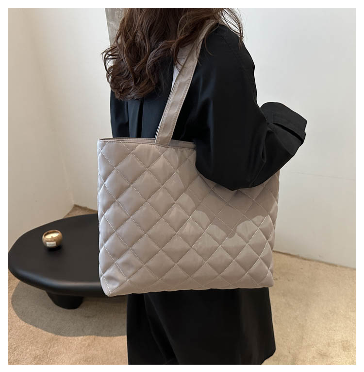 A new large-capacity diamond-shaped commuter handbag and fashionable single-shoulder tote bag for women in the niche cotton-padded jacket bag for autumn and winter 2024 undefined