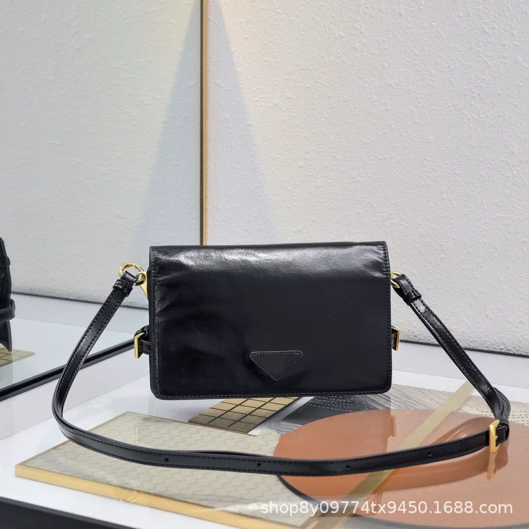 One-shoulder bag, adjustable straps