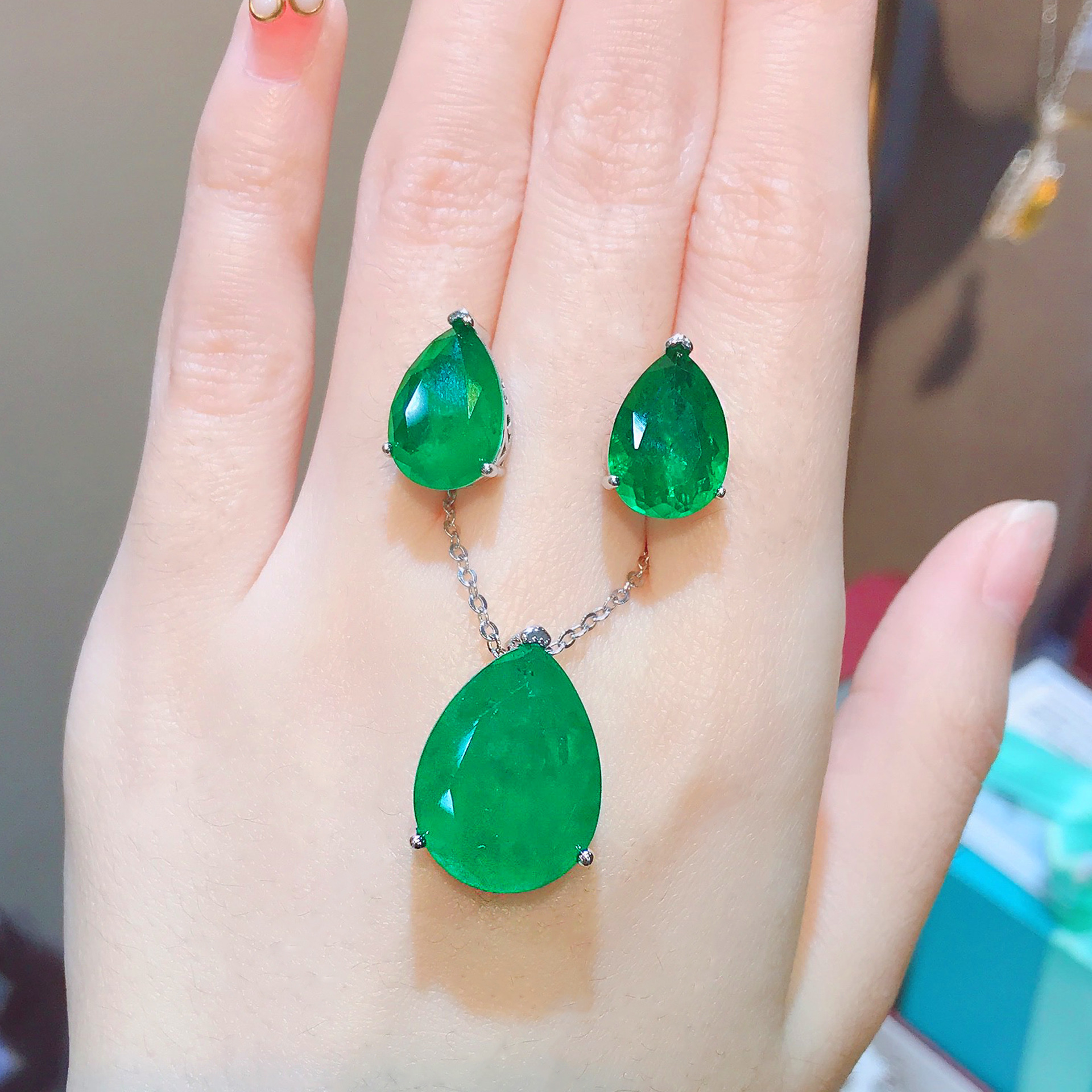 Emerald Paraiba Pear Shape Stud Earrings Simple Women's Pendant Wholesale display picture 1