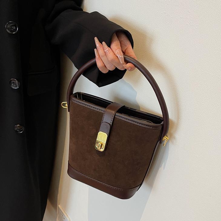 Nicho coreano de diseño simple bolso de cubo de mano mujer 2024 nuevo estilo de moda universal bolso de hombro bolso de moda