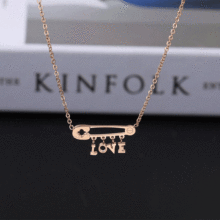 韩系简约时尚别针字母LOVE吊坠钛钢项链女网红冷淡风个性小众颈链