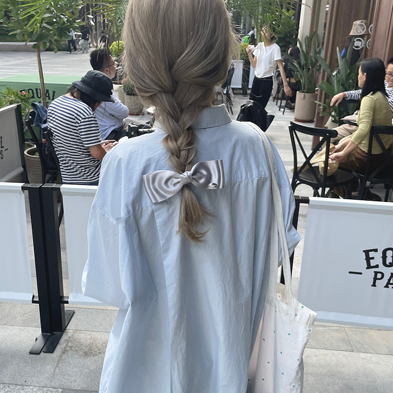 Pince à cheveux nœud avec étiquette argentée élégante_voghion.com