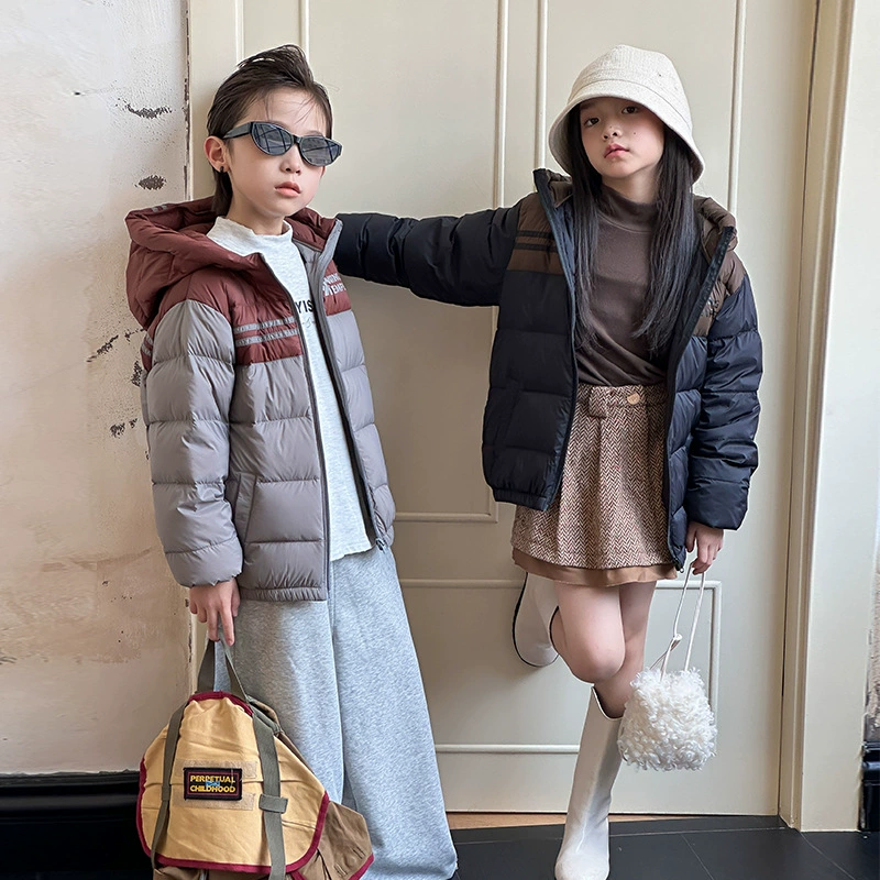 Детские легкие пуховые куртки для мальчиков и девочек, новые осенние и зимние теплые пальто в корейском стиле с цветными блоками для детей старшего возраста.