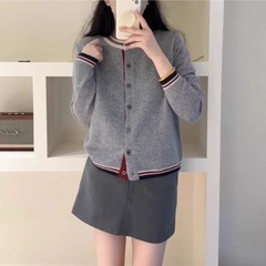 2025年春の新型女装ファッションシンプルな英倫色のカーディガンのセーターのコートは高級で美しい上着を着ています。