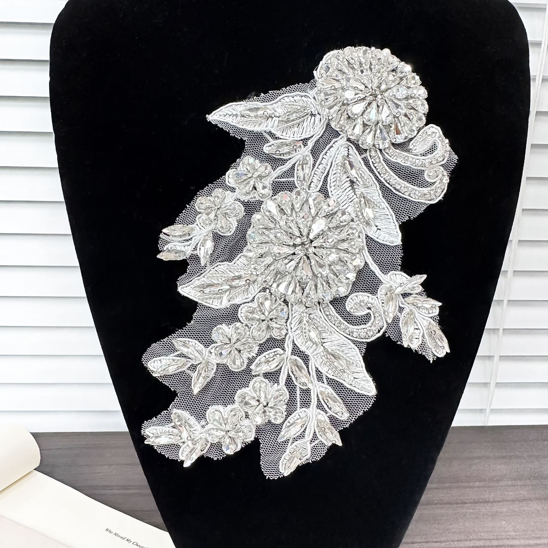 Tejido de malla pesada cuentas de clavos tridimensionales flor de perforación vestido de boda rendimiento ropa encaje bordado accesorios transfronterizos