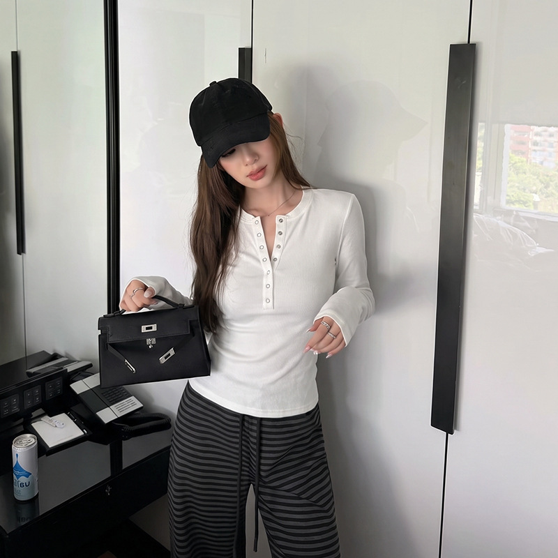 YOUYE 2026 Autumn New Collection V-Neck Long Sleeve Top for Women Korean Style Slim Fit White T-Shirt YOUYE 2026 Autumn New Collection V-Neck Long Sleeve Top for Women Korean Style Slim Fit White T-Shirt