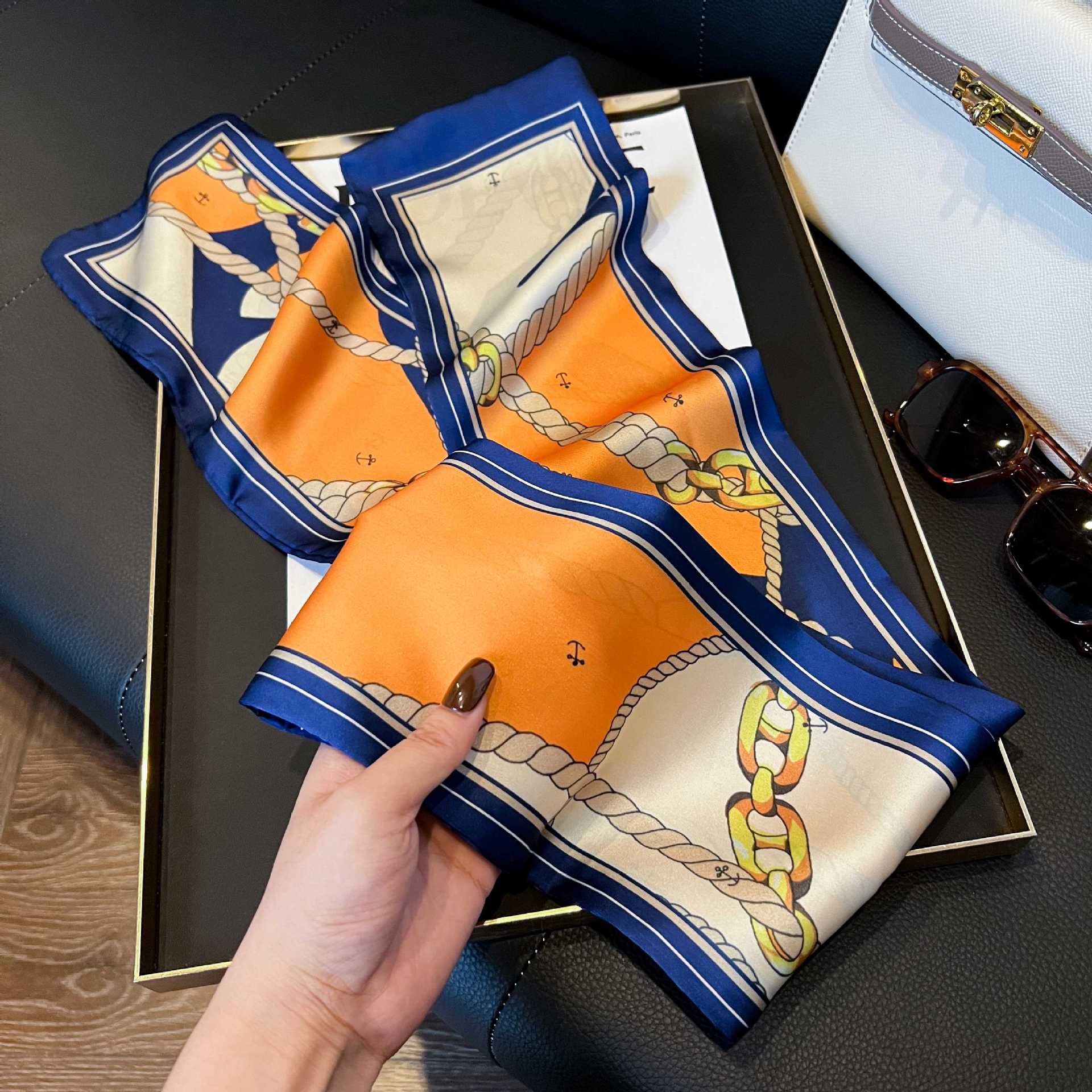 Nueva bufanda de seda pequeña banda larga estrecha para el cabello mujer estilo primavera y otoño moda madre bufanda estilo verano estilo fino serpentina bufanda al por mayor