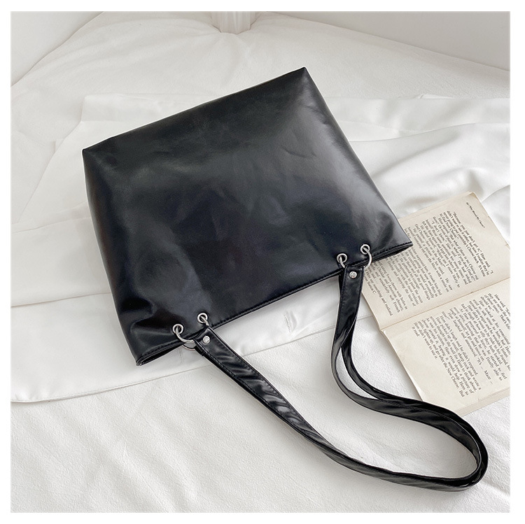 Korean Fashion Shoulder Fold  Chain Diagonal Bucket Bag Wholesale Nihaojewelry display picture 6