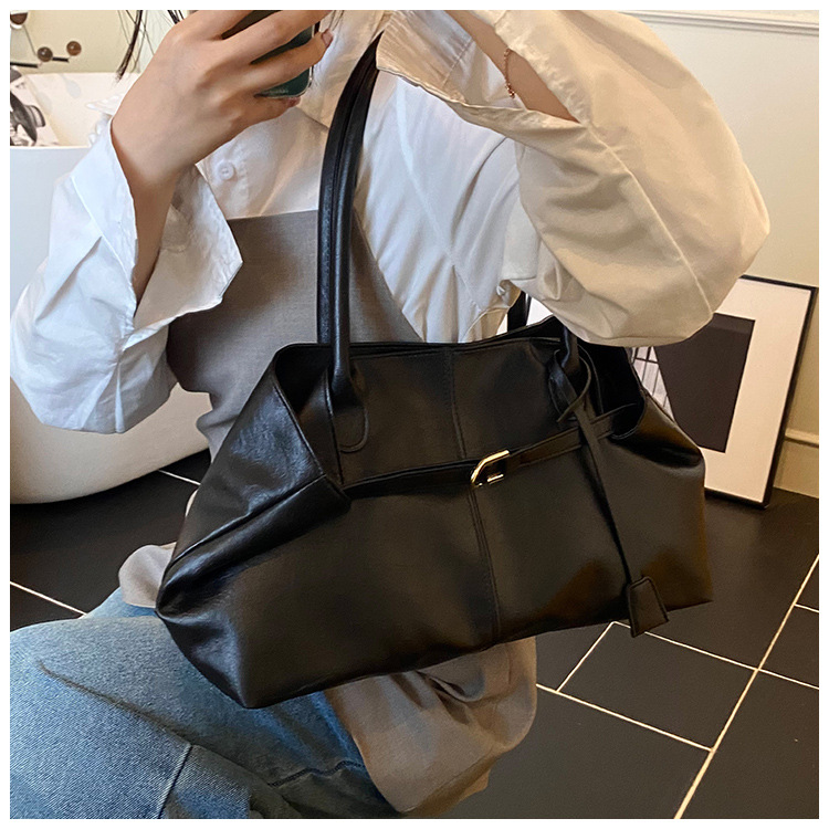 The laid-back style large-capacity underarm tote bag for women in 2025, with a lock, is fashionable and versatile. It's a trendy single-shoulder bag for commuting undefined