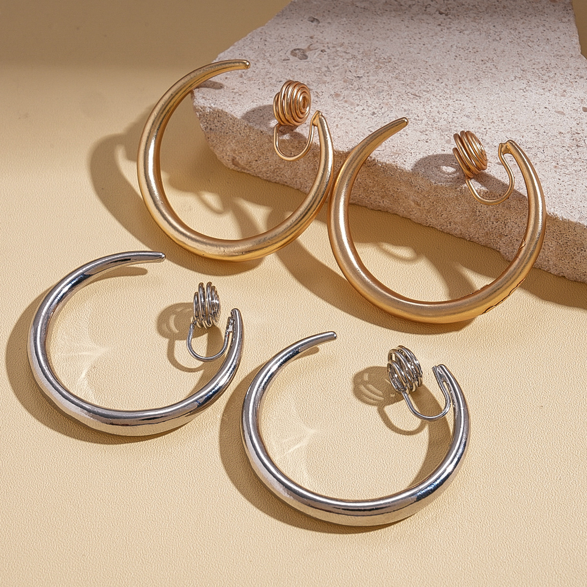 Personalidad europea y americana sensación de metal geometría redonda sin agujeros de orejas abrazaderas transfronterizas temperamento simple nicho de alta sensación pendientes para mujeres