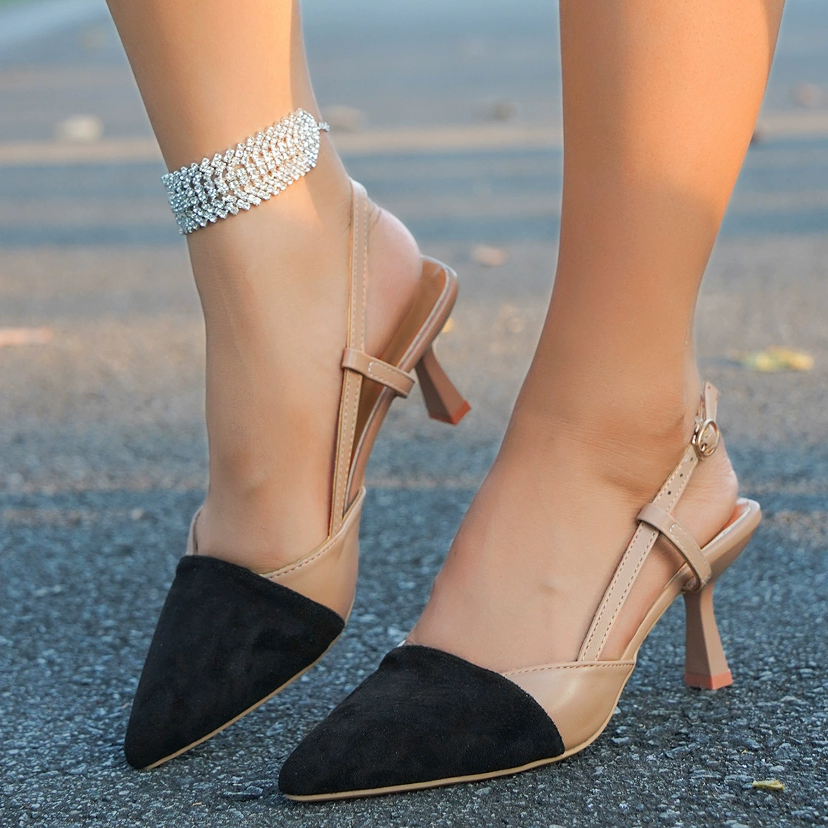 Новые летние босоножки Баотоу 2025 года, французский цветовой сочетание, небольшой аромат, заострённый носок, высокие каблуки, однорядная пряжка, шпильки.