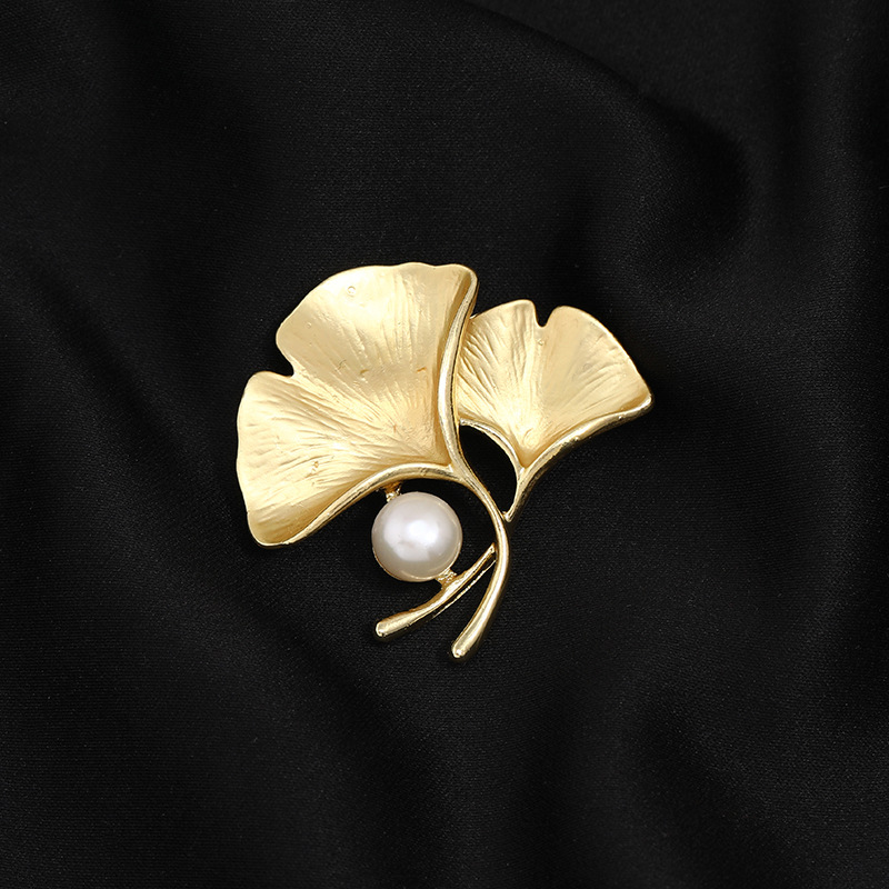 High-end sophisticated brooch from pearl