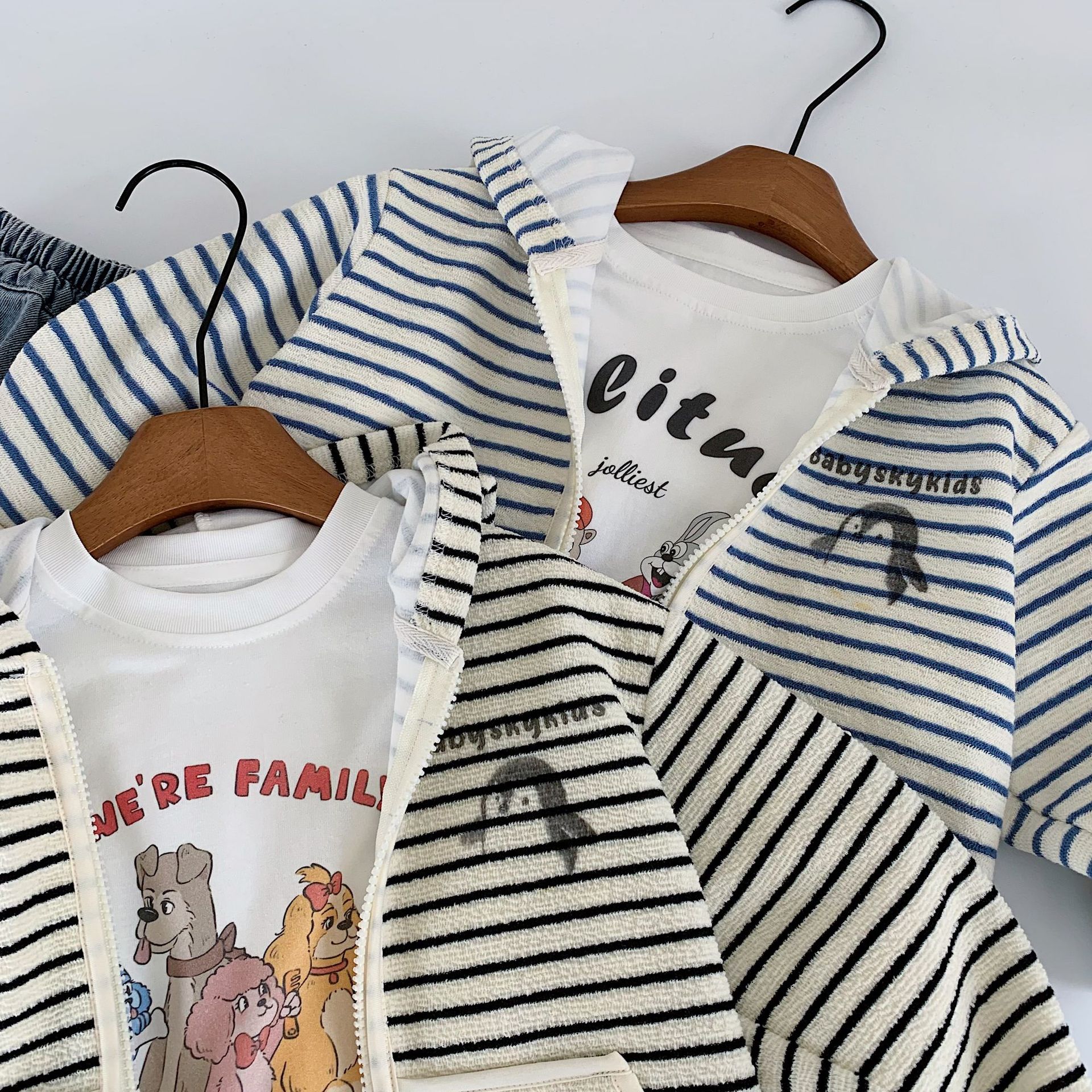 Mai Bao chaqueta infantil otoño 2025 nuevo estilo coreano para hombres y mujeres a rayas cardigan con capuz para niños primavera y otoño moda