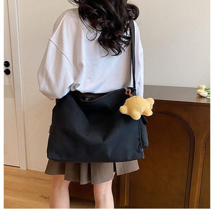 The 2024 new Korean-style simple and laid-back casual canvas crossbody bag and the large-capacity versatile tote bag are selling well undefined