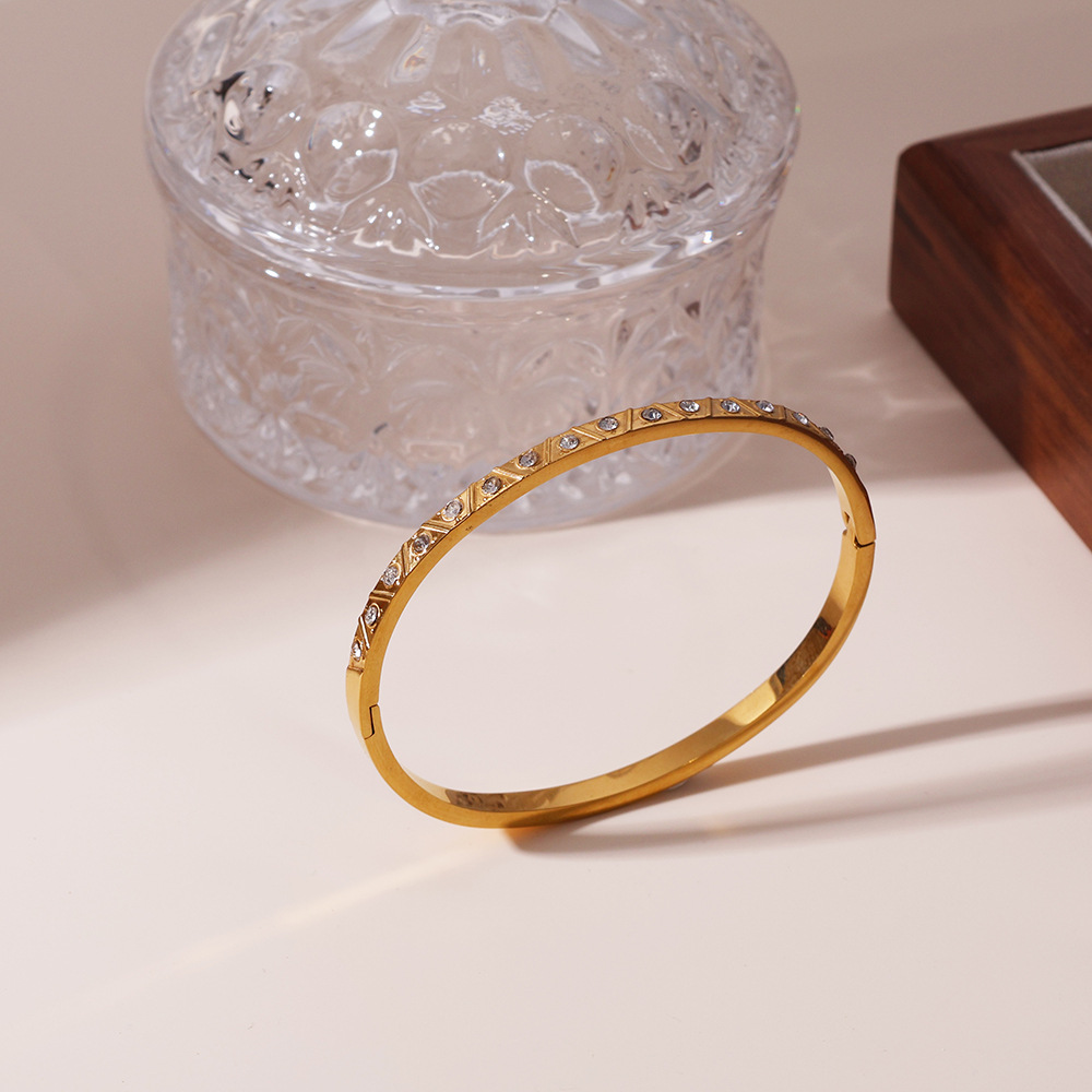 AliExpress estilo explosivo lado estrecho acero de titanio CNC tallado en forma de V circón de alta calidad con hebilla pulsera de oro real de 18K