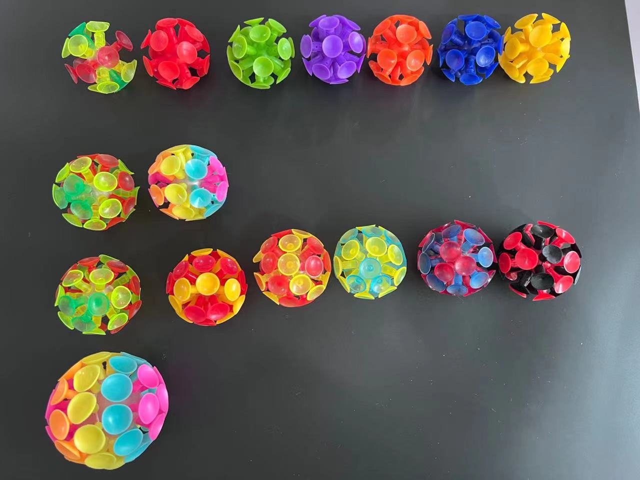 新款新奇特塑料吸盤球玩具PVC塑料閃光地攤玩具粘盤球廠家批發