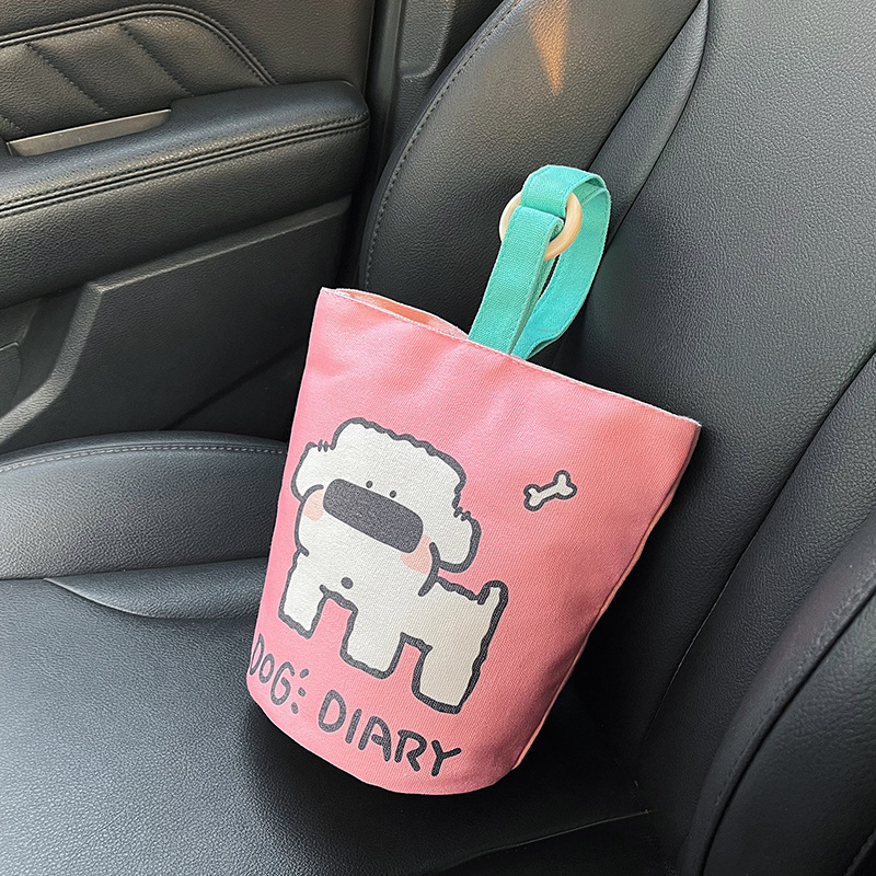 サラリーマンの携帯手提げ袋キャンバスのバケツバッグが可愛いバケツ型の手に持っています。|undefined
