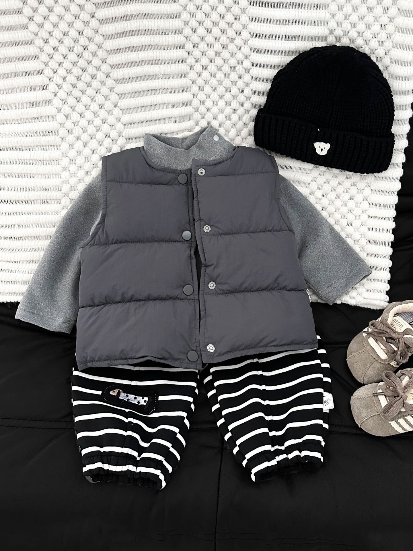 Chaleco de algodón para bebés de invierno de nuevo tipo para niños y niñas, chaleco de hombro de dibujos animados de color sólido, chaqueta de aire caliente y gruesa