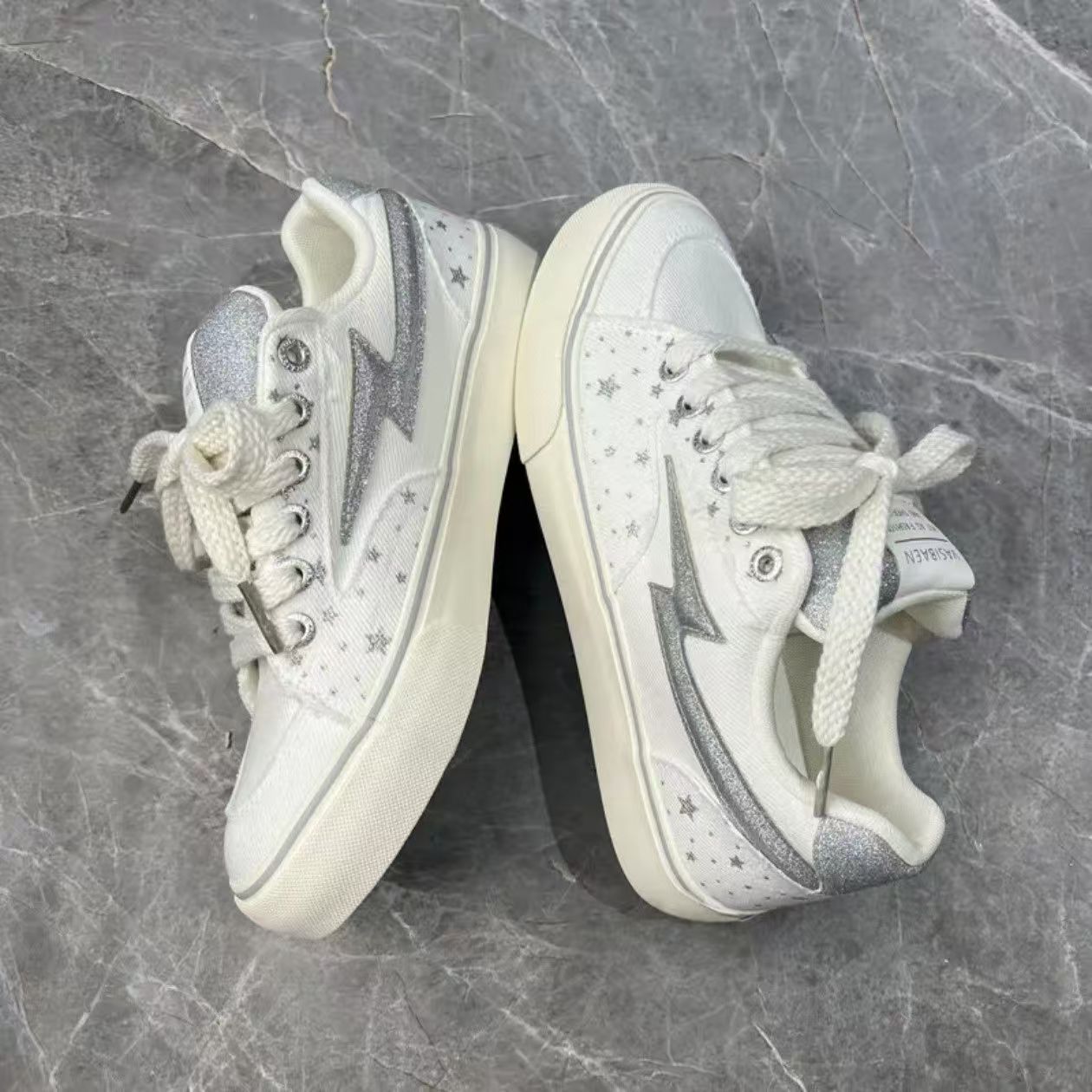 Blanco y plateado