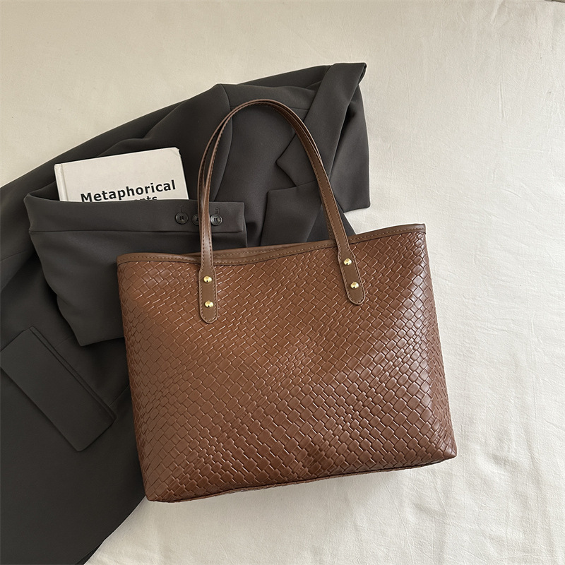 2025 nuevo estilo hermoso y simple bolso portátil portátil moda retro bolso de gran capacidad personalidad femenina bolso de axila de un solo hombro