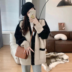 セーターのカーディガンのコートの女性はだらだらしています。