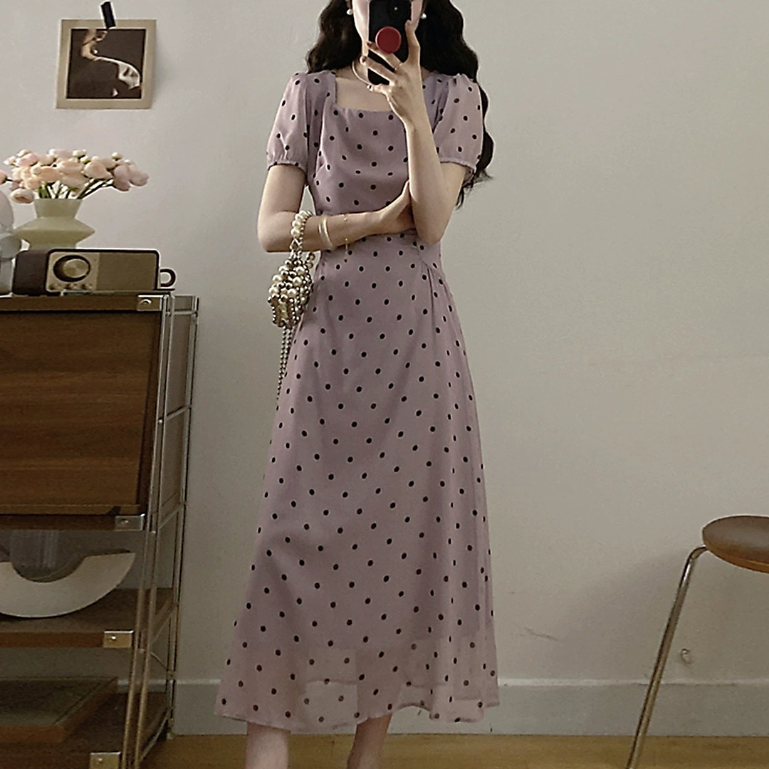 Летнее платье 2025 года для полных женщин с завышенной талией, французский ретро-стиль, в горошек, фиолетовое, с квадратным вырезом и открытым плечом.