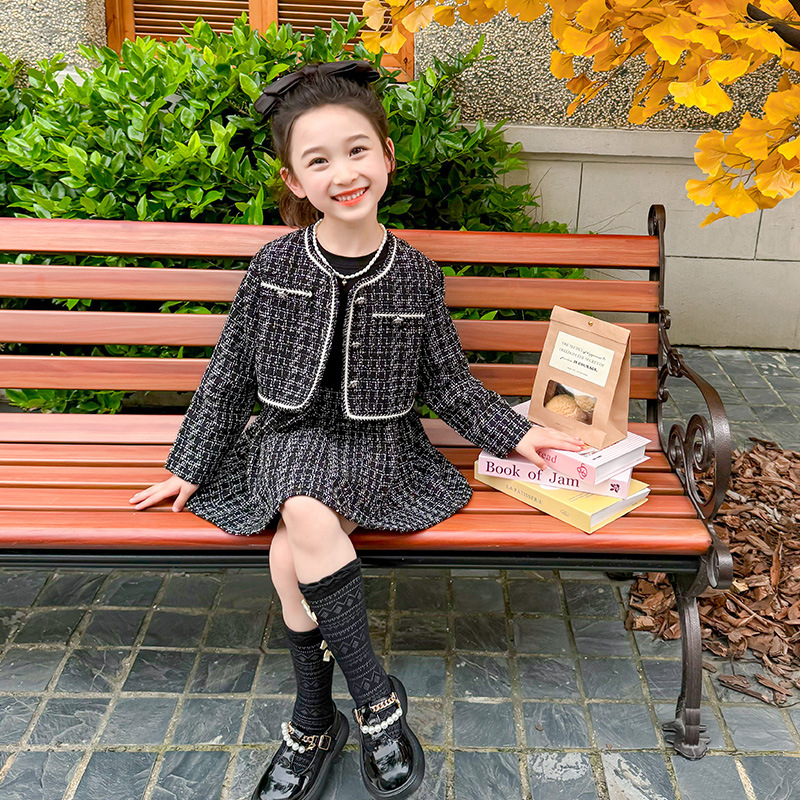 Conjunto de dos piezas para niñas vestido con hilo brillante, estilo pequeño y elegante – moda primavera-otoño 2024.