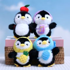 かわいい果物のペンギンがぬいぐるみを飾っています。
